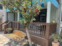 Remodeled 1 BR across from Beach. Restaurants, bars, shops. Extended stay rates.