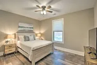 Stunning Woodsy Retreat w/ Hot Tub + Firepit Near Vineyards/Orchards/Downtown