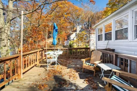 Lakefront Designer House in Pine Plains, NY. Отели в г. Пайн Плейнс