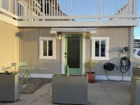 Cayucos Cottage Studio ll Modern Peak-A-Boo Ocean Views - WiFi