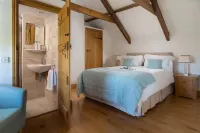 Luxury  5 star Farmhouse near padstow, wifi, fishing, bird hide, stunning views