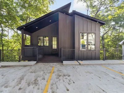 ABOVE THE TREES HOUSE CLOSE TO EVERYTHING BENTONVILLE PLUS HOT TUB
