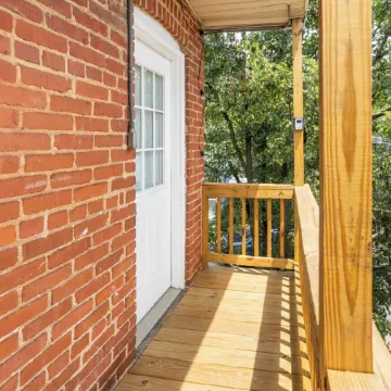 Pet-friendly, heart of downtown