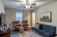 Prime Location: 3bd with BBQ, 4 miles from Historic Downtown McKinney. Sleeps 8.