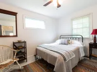 Cozy golden gate cutie Hotels in Gilmer