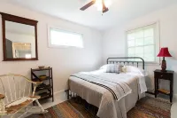 Cozy golden gate cutie Hotels in Gilmer