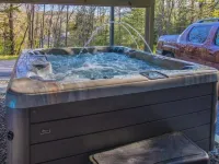 Forest Lane - Roomy Mt Snow 5 Bedroom Home with Hot Tub! Hotels in West Dover