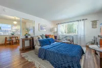 Walk to Beach! Fireplace, Pets OK! Camp Star-Lite!