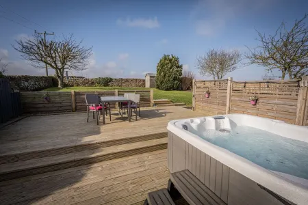 Secluded cottage w/hot tub & close to cliff walks