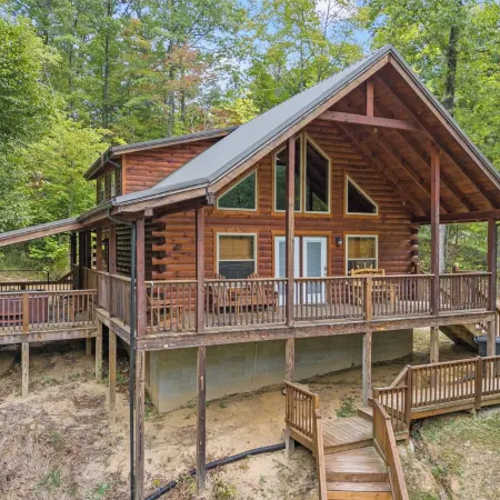 Red River Gorge Lakeside Cabin retreat! 4 bed 4 bath with a Hot Tub