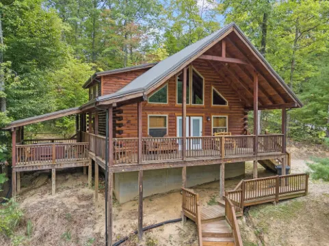Red River Gorge Lakeside Cabin retreat! 4 bed 4 bath with a Hot Tub