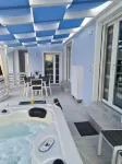 SINGLE COTTAGE WITH PRIVATE JACUZZI 80 METERS FROM THE BEACH