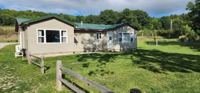 Lakefront Cottage #5, AC, Newly Remodeled, 8 Kayaks, 4 SUP, Rowboats