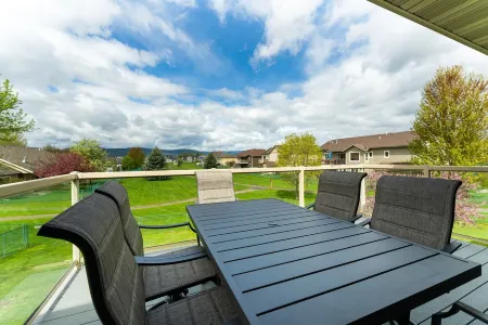Luxury home, central, & perfect for exploring the Flathead Valley w/firepit.