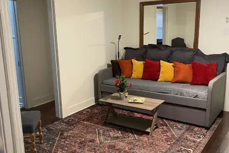 Tyler's Texas Rose, a beautiful 2BR/1BA house with back yard Отели рядом с достопримечательностью «Тайлер Роуз Гарден»