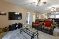 Table Rock Lake, Luxury Lake front condo, jacuzzi ,5 min to Silver Dollar City