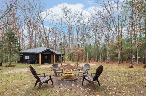 Private Cozy Cabin in the woods minutes from Baldwin with WiFi, AC and Hot Tub