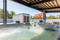 Base of Old Mission Peninsula 2BR Condo w/ Rooftop Hot Tubs near East Bay Beach