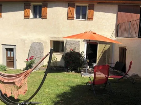 House with Swimming Pool, Terrace, Garden and Garage. Nature, Calm, Freshness Отели в г. Ле Деволюи