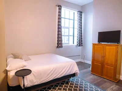Downtown Lafayette Queen Suite Ivy Tech Community College Lafayette附近的飯店