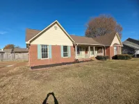 N. Jackson 3BR Oasis - Walk to Stores & Food