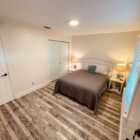 Cozy 2nd floor, steps to beach, right off A1A Beach!