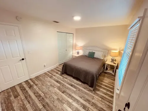 Cozy 2nd floor, steps to beach, right off A1A Beach!