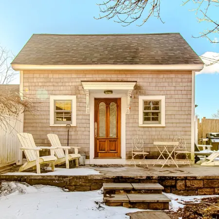 Luxury 1900's romantic retreat steps from the beach - King Suite!