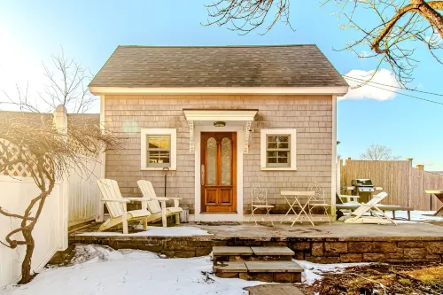 Luxury 1900's romantic retreat steps from the beach - King Suite!