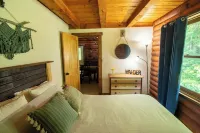 Cozy Cabin tucked in the woods. Pet-Friendly! 7 minutes from Ellicotville!