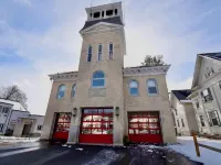 Gateway to the Berkshires - Renovated downtown apartment Hotels in Lee