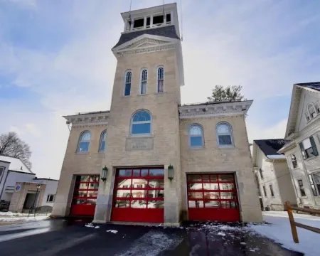 Gateway to the Berkshires - Renovated downtown apartment リーのホテル