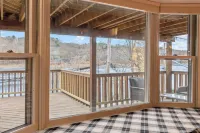 Downtown!  Views!  Dining!  King & Queen beds!