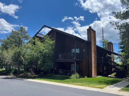 Cozy Canyons Condo, walkable to Cabriolet Gondola! Washer and dryer in unit.