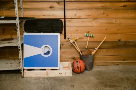 Experience Lake Cumberland at Burnside Bungalow: Private Dock, Pool Access!