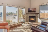 Modern Home w/ mountain views! — 9 minutes from downtown!