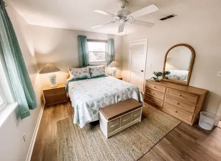 Riverfront Retreat - Pool & Hot Tub - Mins from Beach, Speedway, & Ocean Center! Отели рядом с достопримечательностью «Lavender Fields Day Spa»