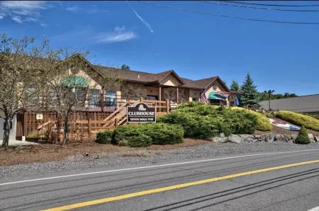 Hideout- Spacious Pet Friendly Home ready!!