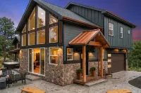 Serene Mountain Luxury-King beds & private Hot tub Отели рядом с достопримечательностью «Слотерхаус Трейл Хед»