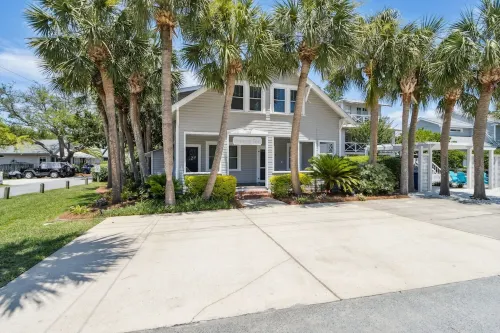 Stanton Apt C / Historic retreat 1 block to beach