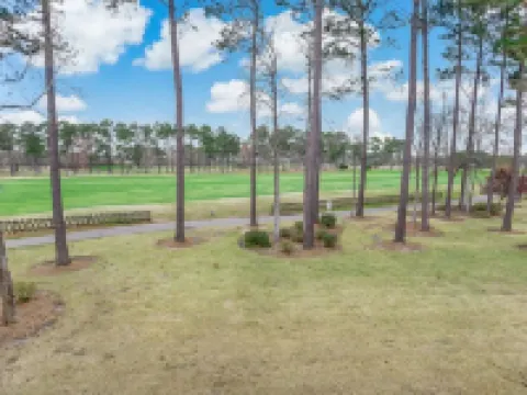 Golf Course View Condo with Pool キャロライナ・フォレストのホテル
