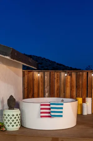 Starlit Nights Getaway w/ Soaking Tub Отели рядом с достопримечательностью «Desert Hot Springs Chamber-Commerce»