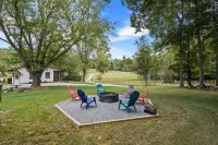 Clear Creek Retreat - Pet Friendly, King Bed, Hot Tub, Game Room, Fire Pit 클리어 크릭 호텔