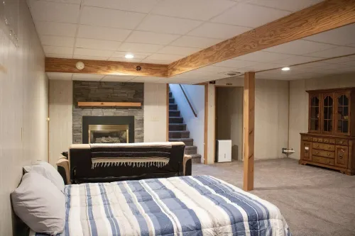 Between Geneva & Canandaigua- Large Yard, Firepit, Sleeps 13