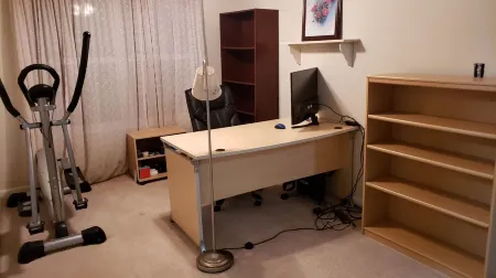 Sunny home overlooking pond. Monthly stays welcome!