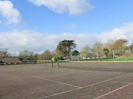 Cosy cottage on small park with pool, bar, tennis Отели рядом с достопримечательностью «Penlee House Gallery & Museum»
