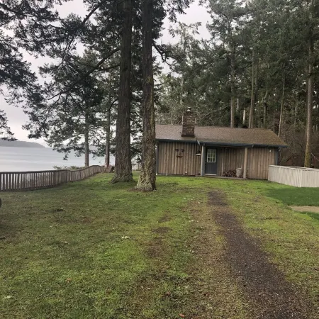 Adorable beach cabin within a few steps to a secluded beach!