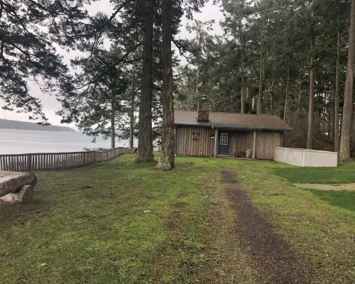Adorable beach cabin within a few steps to a secluded beach! Hotels in Lopez