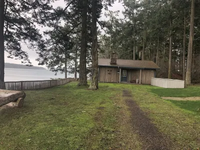 Adorable beach cabin within a few steps to a secluded beach!