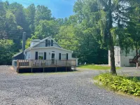 Creekside Chalet @ Knoebels! Deck, Yard & FirePit
